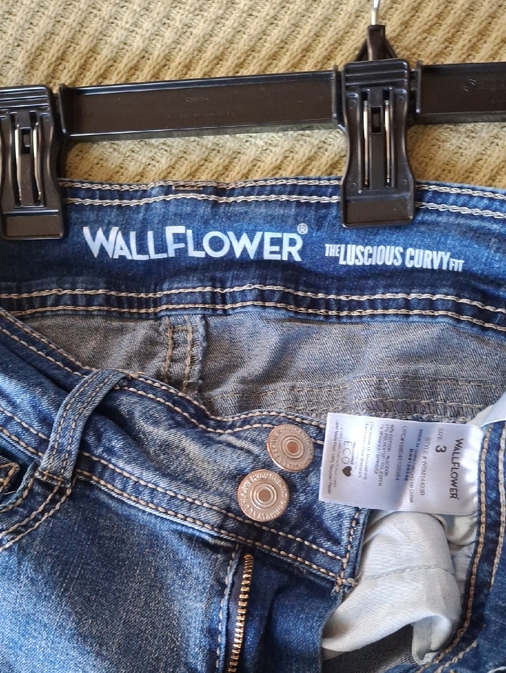 Wallflower Junior's Size 3 Luscious Curvy Boot Cut Jeans - Picture 2 of 8